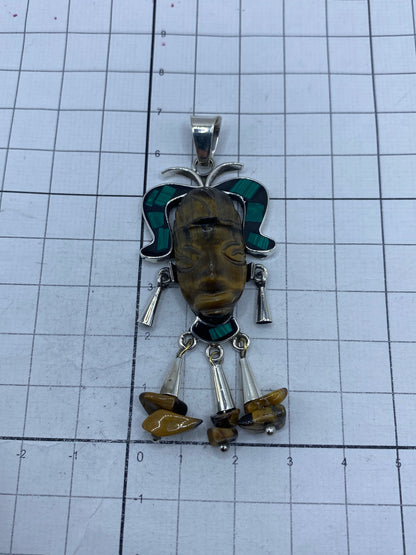 Dije puesto sobre cadena, mostrando el largo de 6.9 cm en proporción al cuerpo