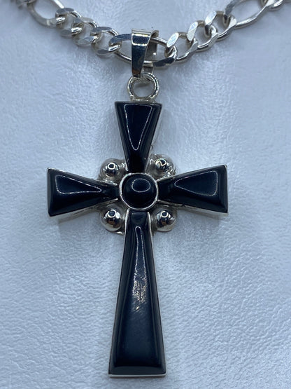 Cruz de plata con ónix negro engastado, sobre cadena eslabón plateada