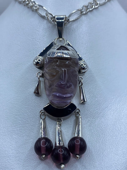 Dije repujado de plata 925 con rostro maya y corona, amatista morada y ónix negro