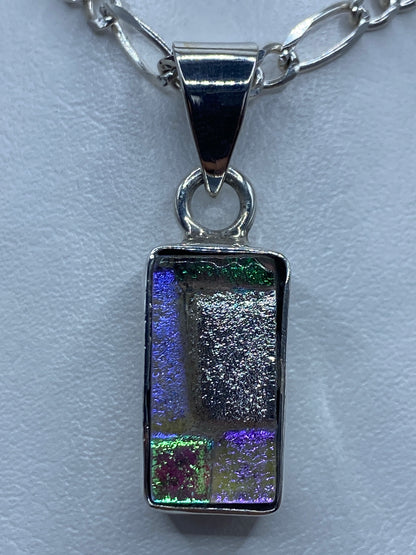 Dije rectangular de plata con incrustación multicolor: azul, verde, morado y gris