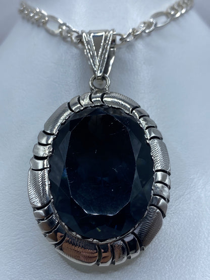 Dije de plata 925 con circonia ovalada engastada, colgando de cadena