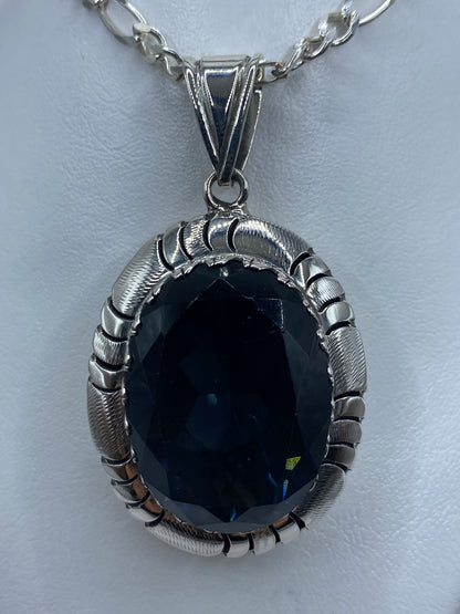 Detalle frontal: piedra facetada transparente en engaste de plata de Taxco