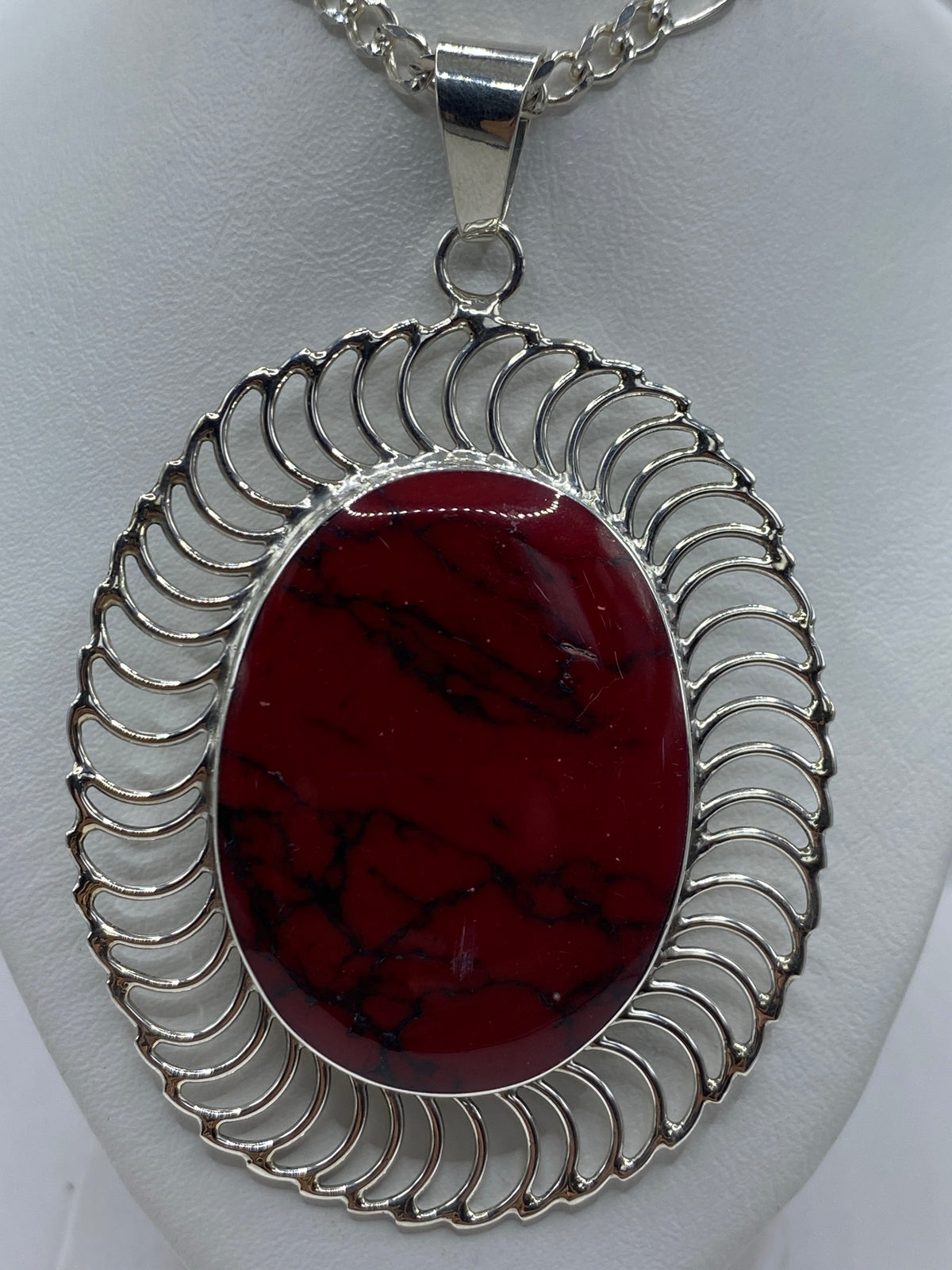 Dije de plata 925 con coral rojo natural enmarcado en diseño oval concha