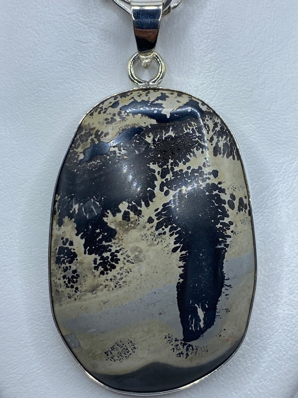 Dije sobre fondo blanco con escala de medida, mostrando 6.8 cm de largo