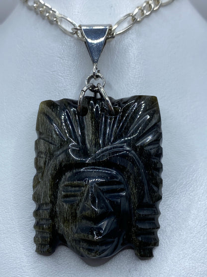 Dije prehispánico en plata 925 con Ojo de Gato, rostro tallado en relieve profundo