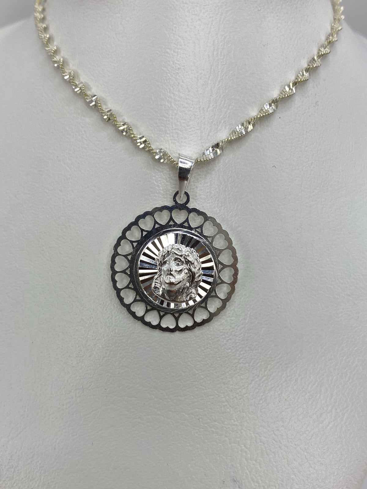 Dije de plata 925 con rostro de Jesús y halo radiante calado, colgado de cadena serpentina
