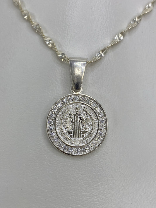 Medalla San Benito en plata 925 con micro-circonia blanca engastada en patrón micro-pavé, colgante