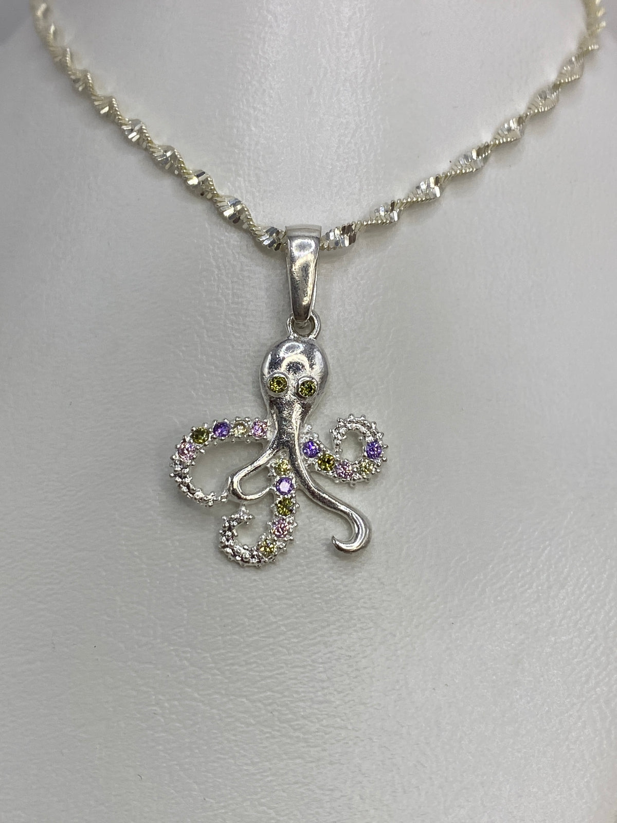 Dije de plata con forma de pulpo engastado en micro-circonia multicolor, colgante de una cadena plateada