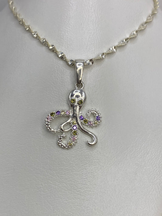 Dije de plata con forma de pulpo engastado en micro-circonia multicolor, colgante de una cadena plateada