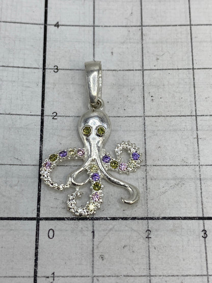 Vista posterior del pulpo de plata y micro-circonia, mostrando el acabado artesanal de los tentáculos