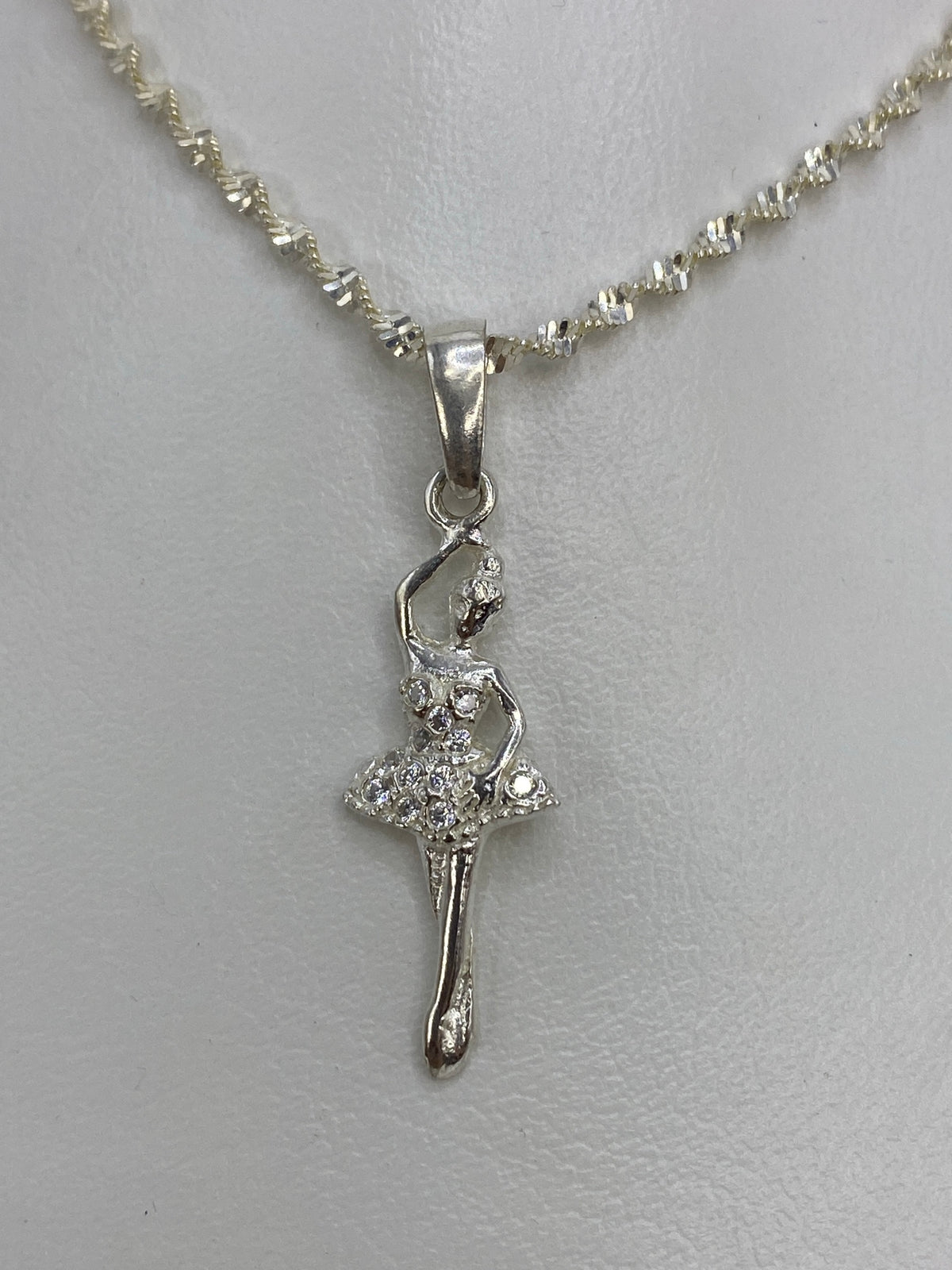 Dije de bailarina en plata 925 con micro-circonia blanca, colgado de cadena de plata