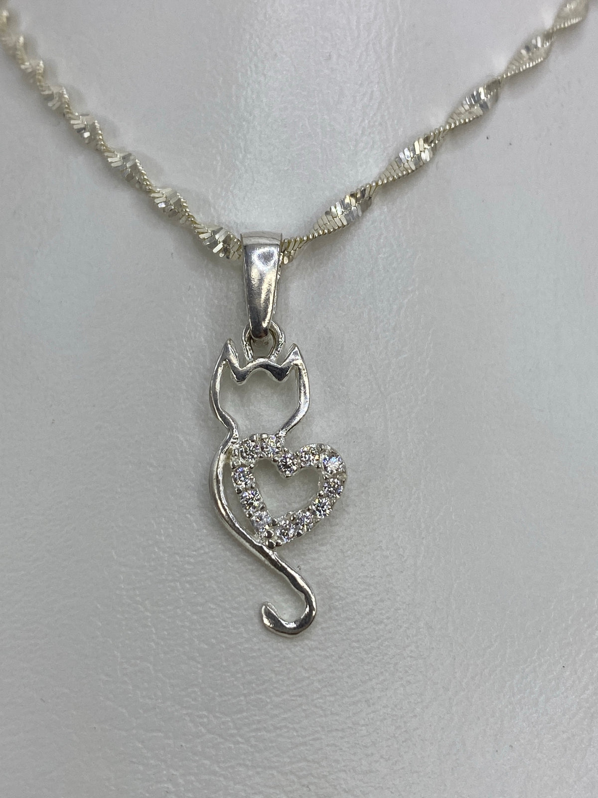Dije de plata 925 en forma de gato con corazón de micro-circonia blanca