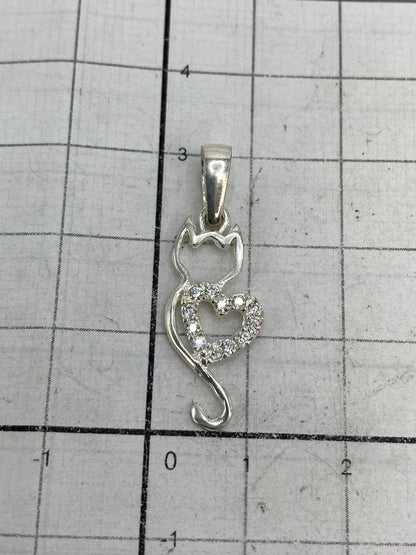 Reverso del dije gato mostrando el Quinto 925 grabado