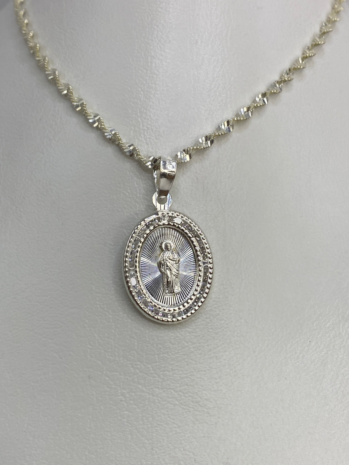 Dije de San Judas Tadeo en plata 925 con micro-circonia blanca al cuello con cadena de eslabones retorcidos
