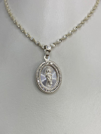 Dije de San Judas Tadeo en plata 925 con micro-circonia blanca al cuello con cadena de eslabones retorcidos