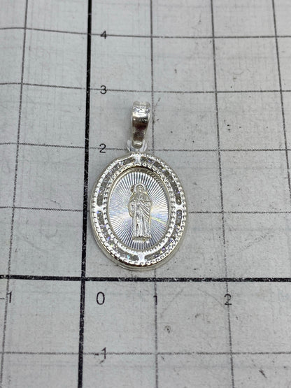 Dije de San Judas en báscula de precisión mostrando peso de 1.15 gramos