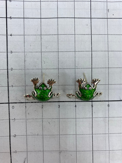 Comparación de tamaño de los aretes ranita sobre escala métrica, largo 1.7 cm