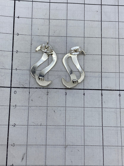 Aretes calados de perfil demostrando su ligereza y diseño limpio
