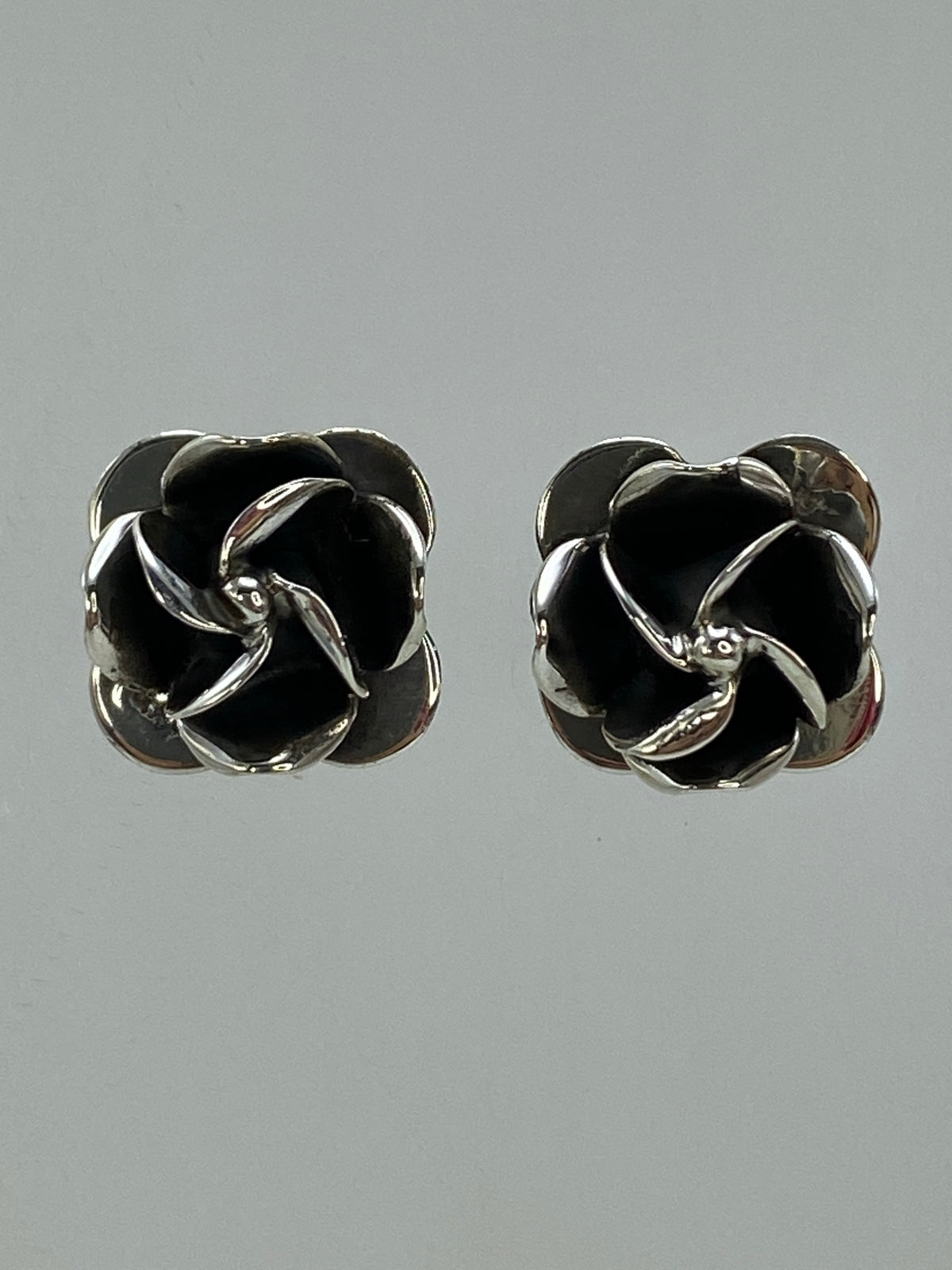 Par de aretes de plata 925 con diseño de rosa negra oxidada, vista frontal