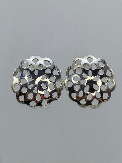 Par de aretes de plata con patrón de calado geométrico de círculos