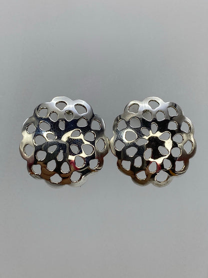 Aretes sobre fondo blanco mostrando las medidas: 2.2 cm de largo