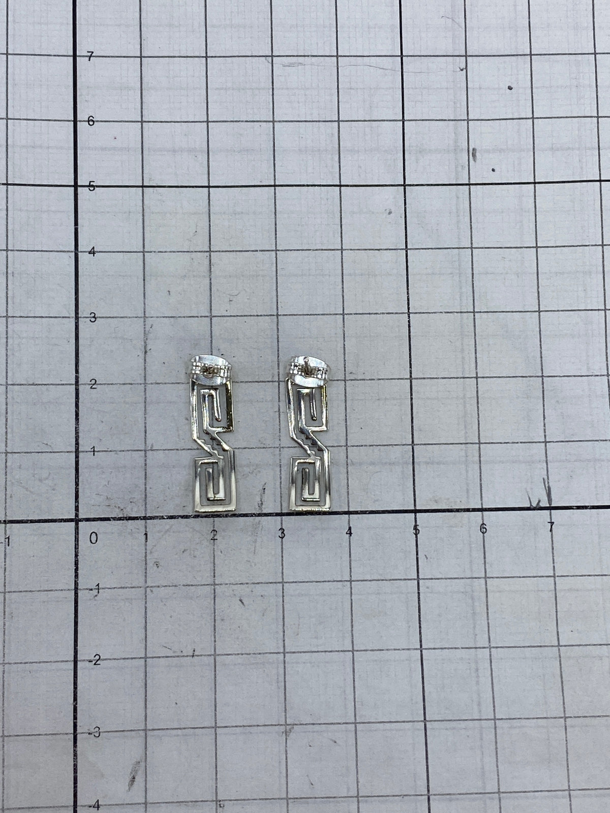 Aretes de calado de plata con postes de cierre, listos para usar