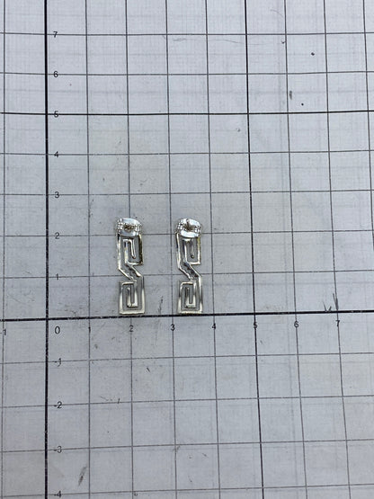 Aretes de calado de plata con postes de cierre, listos para usar