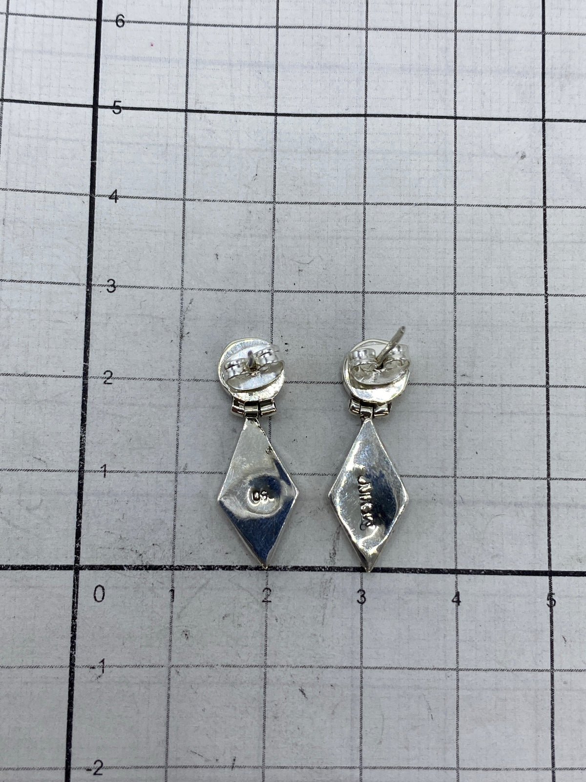 Aretes en caja de regalo azul, listos para obsequiar