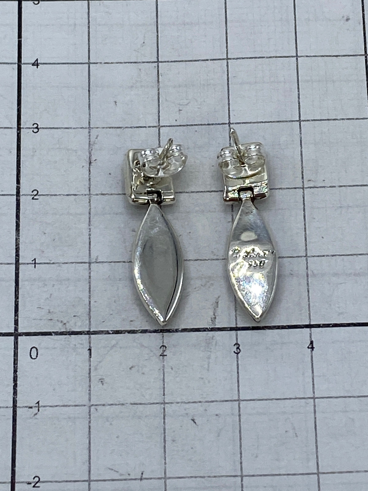Aretes en báscula de precisión pesando 3.2 gramos
