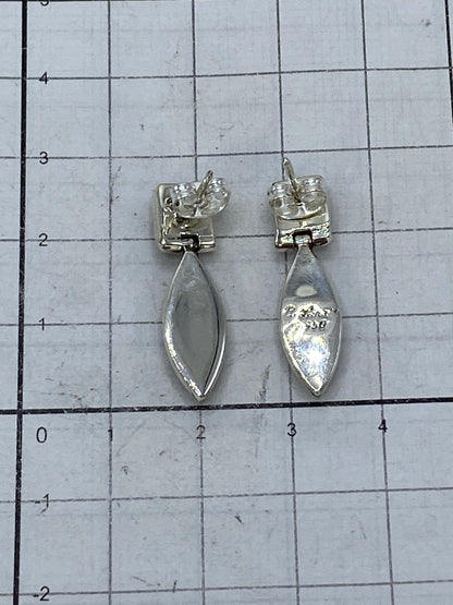 Aretes en báscula de precisión pesando 3.2 gramos