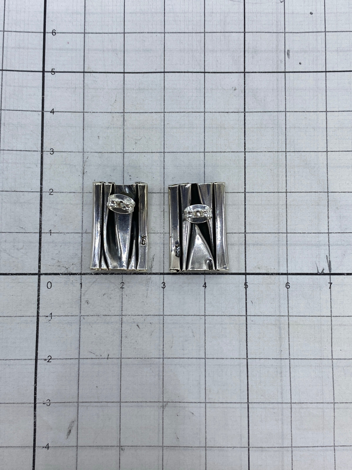 Par de aretes de plata con diseño geométrico en estuche con certificado