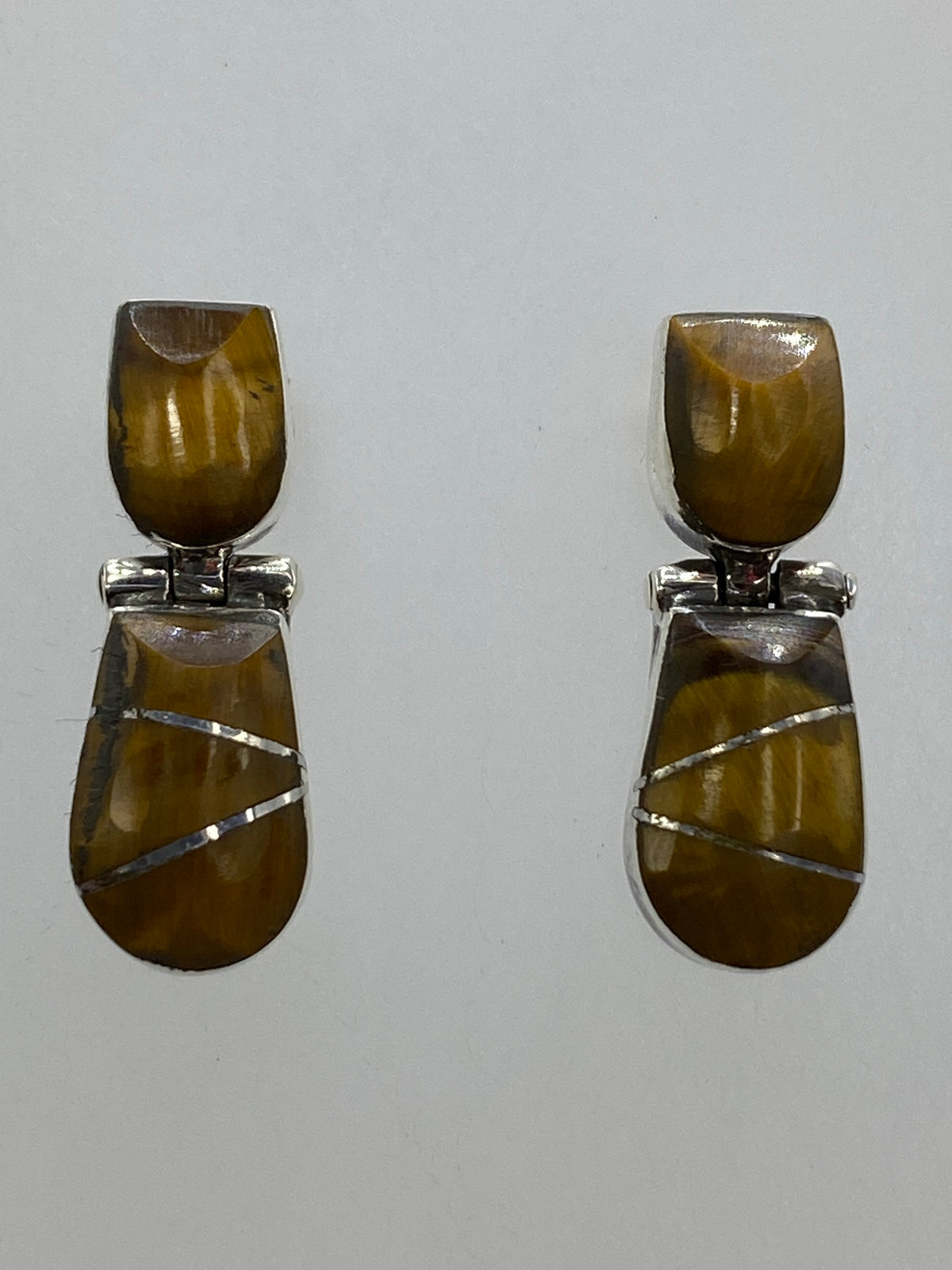Par de aretes de plata 950 con Ojo de Gato café, mostrando el destello luminoso característico
