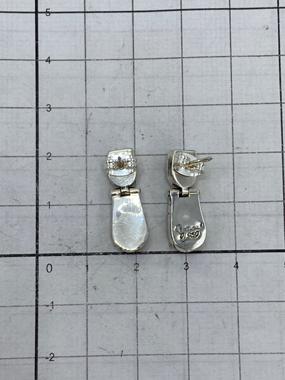 Aretes en la mano, 2 cm de largo, demostrando tamaño discreto y elegante