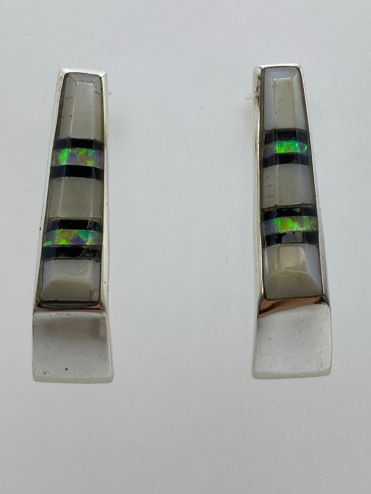 Par de aretes de plata 950 con ópalo de fuego multicolor y ónix negro, engastados a mano