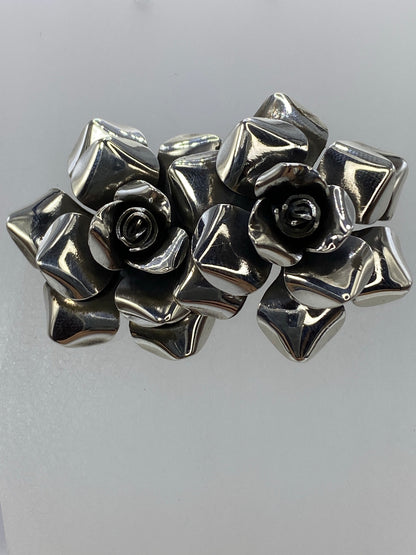 Par de aretes de plata 925 con diseño floral repujado en volumen, vista frontal