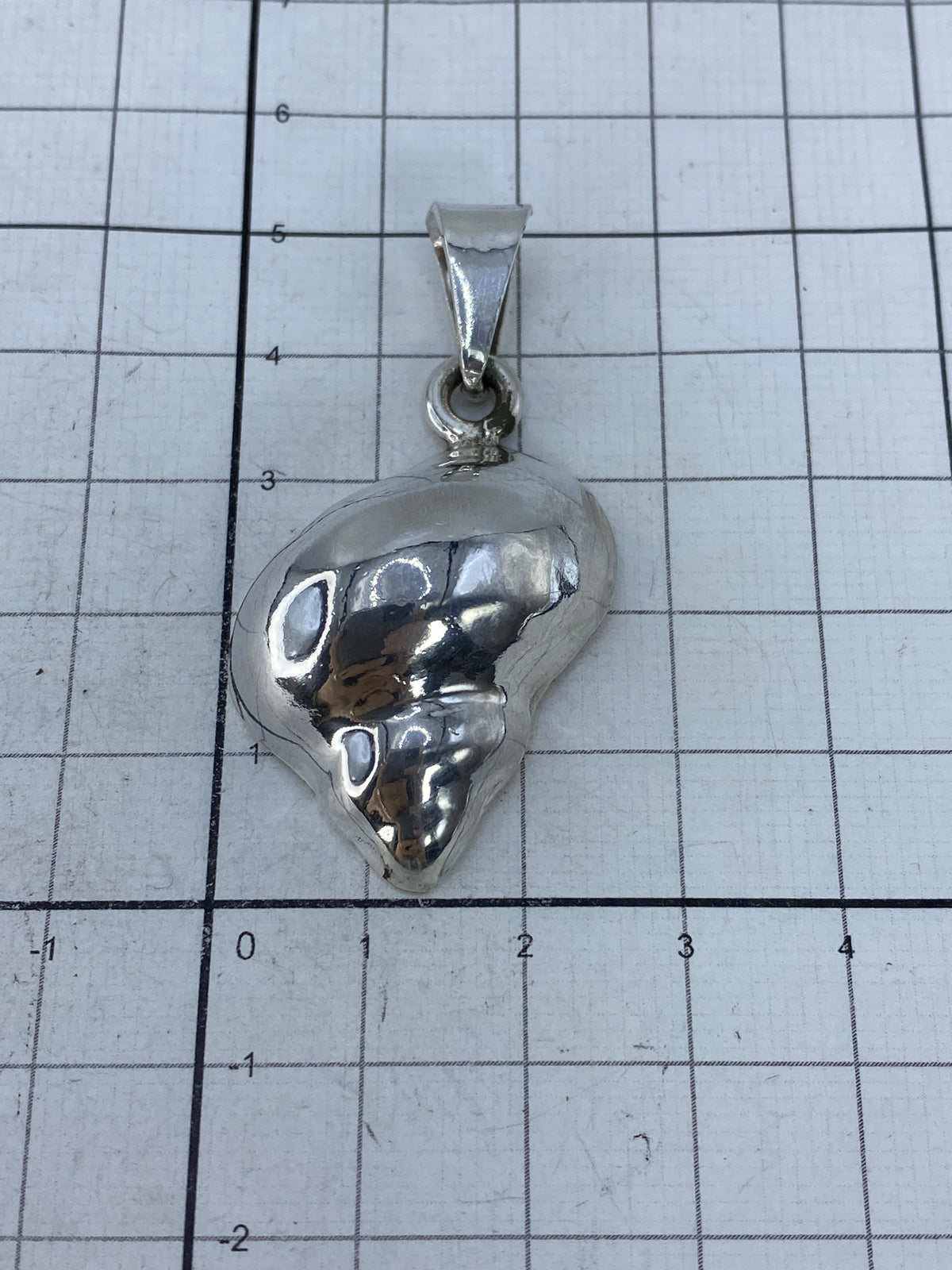 Reverso del dije mostrando marca de Quinto 925 en plata