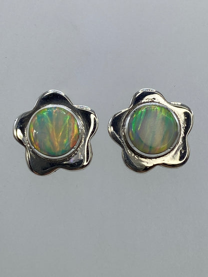 Par de aretes de plata 950 con ópalo de fuego multicolor sobre fondo gris