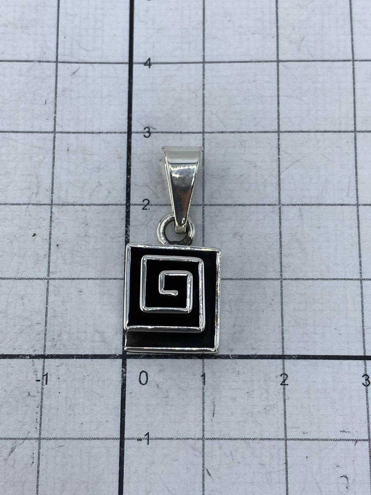 Reverso del dije mostrando el Quinto 925 grabado y el acabado pulido