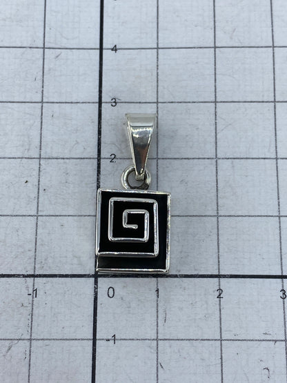 Reverso del dije mostrando el Quinto 925 grabado y el acabado pulido