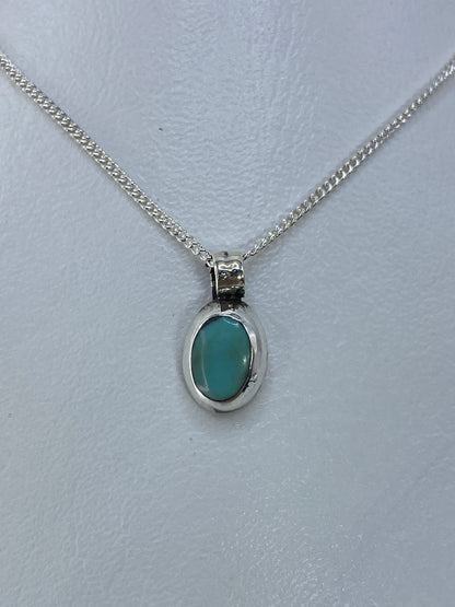 Dije de plata con turquesa azul cielo en forma ovalada, colgante de una cadena de eslabones