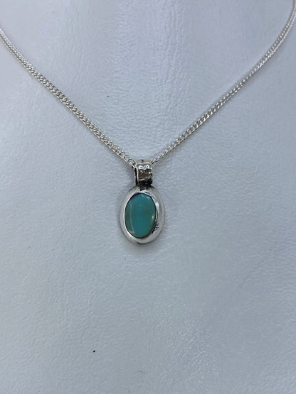 Detalle del engaste a mano de la turquesa azul en plata 925