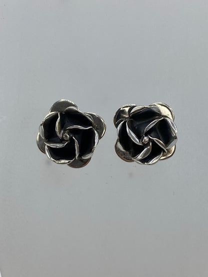 Arete individual de rosa con pétalos en relieve visto desde frente