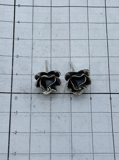 Aretes de rosa de Taxco sobre fondo azul con sello 925 visible