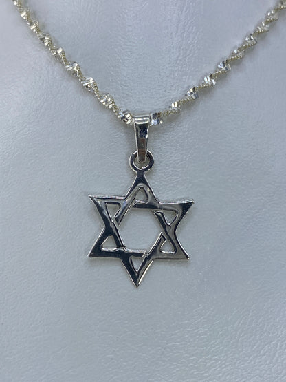 Dije Estrella de David en plata 925 colgado de cadena plata brillo