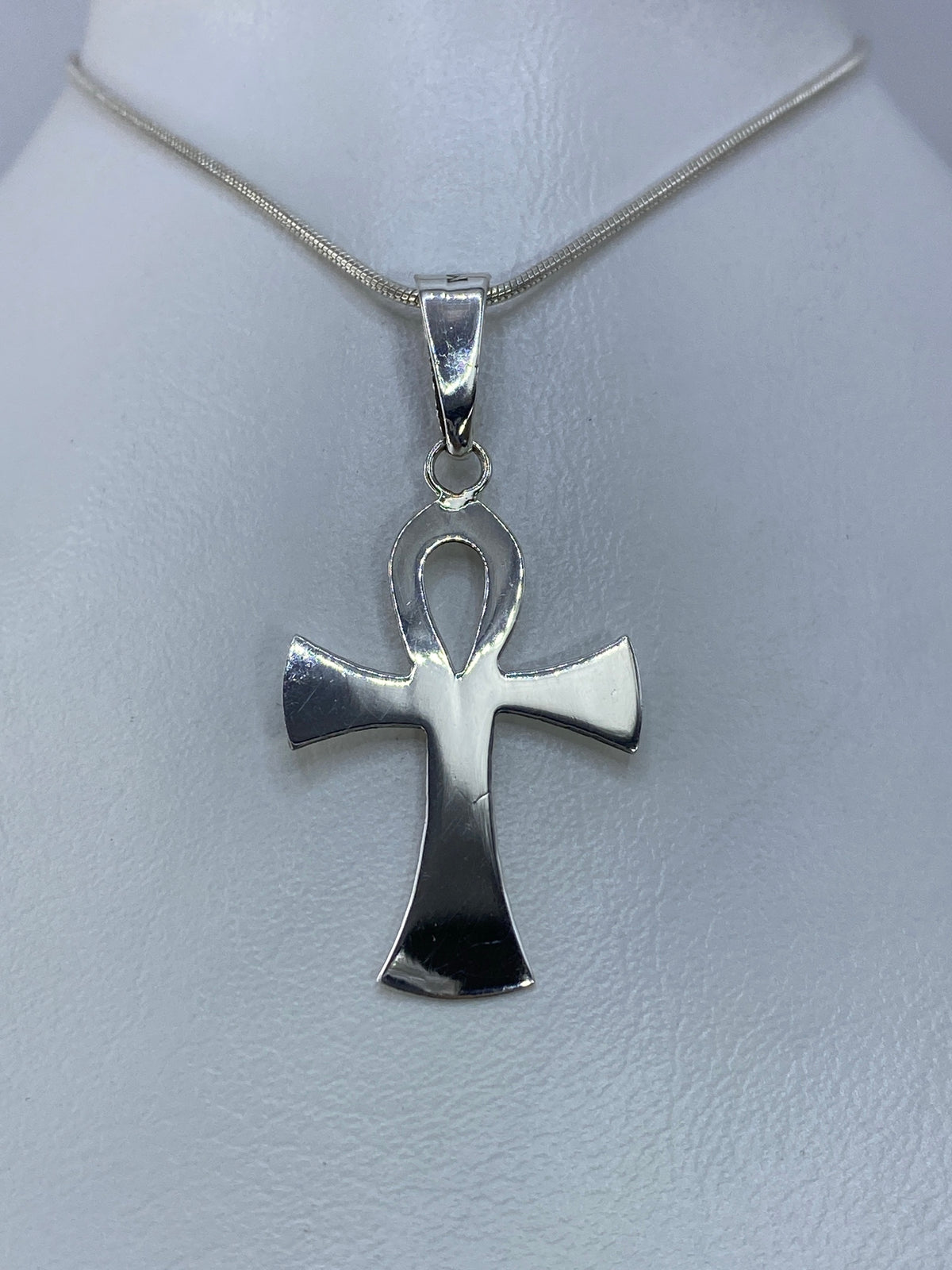 Cruz Ankh de plata — vista frontal mostrando líneas limpias y acabado pulido