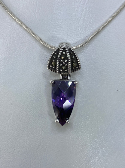 Dije de plata 925 con circonia morada y marcasita en cadena de serpentín
