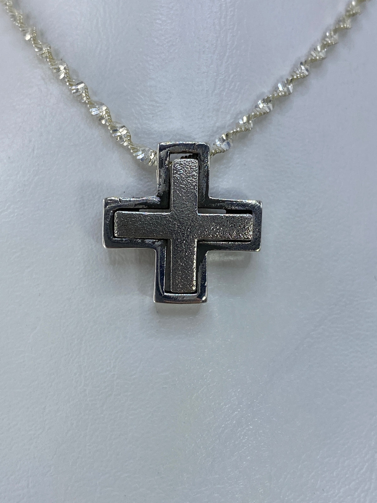 Dije cruz de plata 925 en cadena de plata brillante