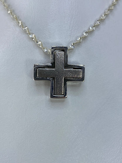 Dije cruz de plata 925 en cadena de plata brillante