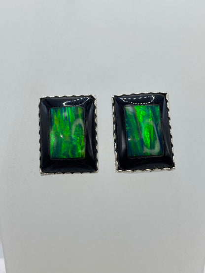 Detalle del engaste a mano del ópalo de fuego verde en plata 950