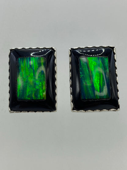 Aretes sobre regla métrica mostrando tamaño compacto de 1.9 × 1.5 cm